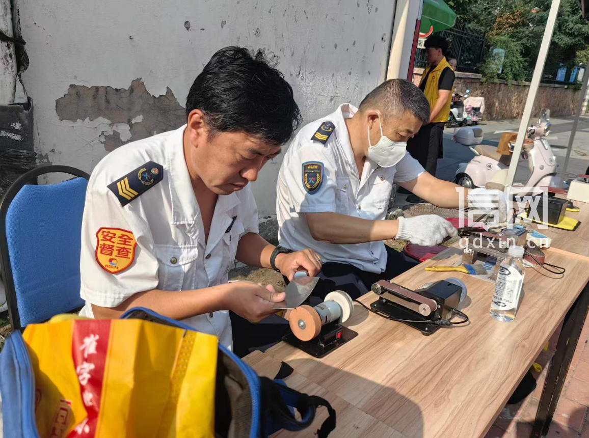 志愿者王灵军（左）、肖龙钦（右）为居民磨刀。（来源：信网）