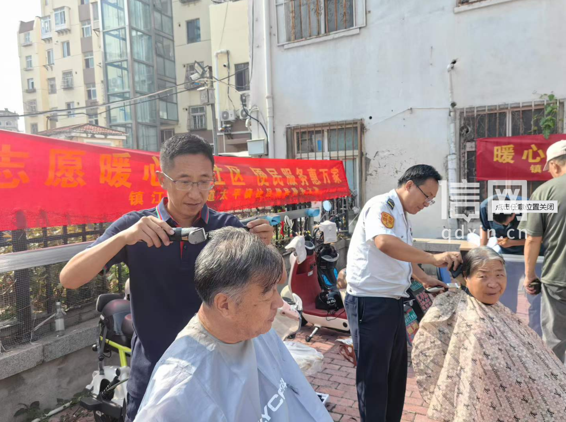 志愿者胡孝涛（左）、贺鹏（右）为居民理发。（来源：信网）