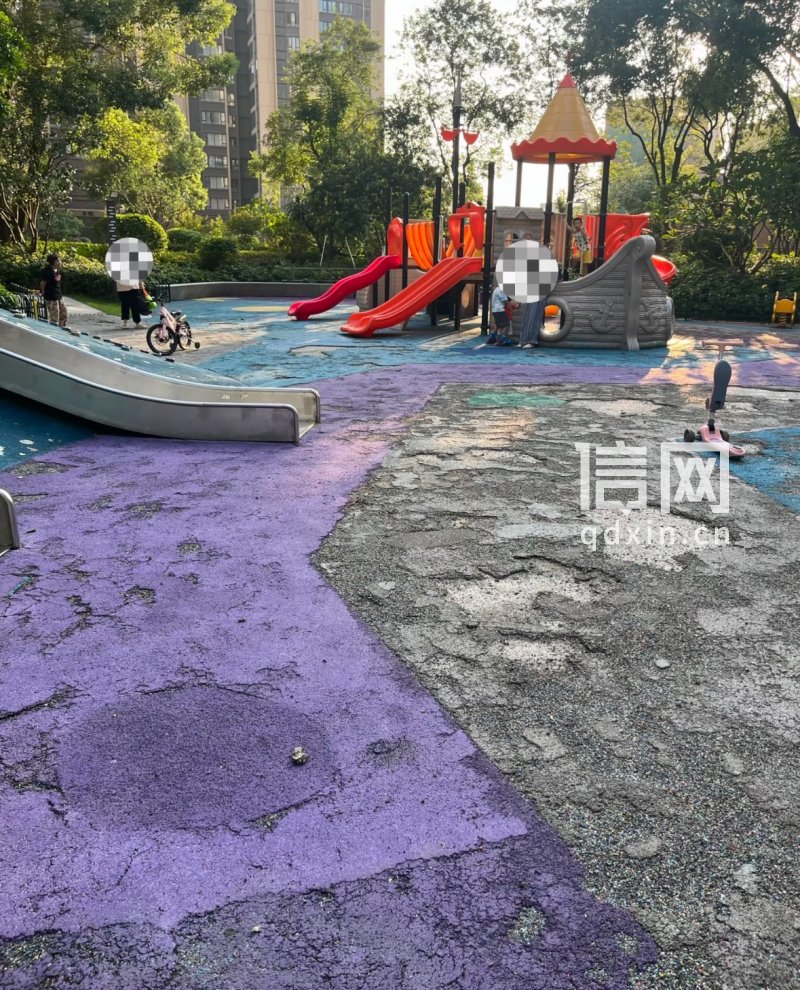破损的塑胶地面。(来源:受访者)