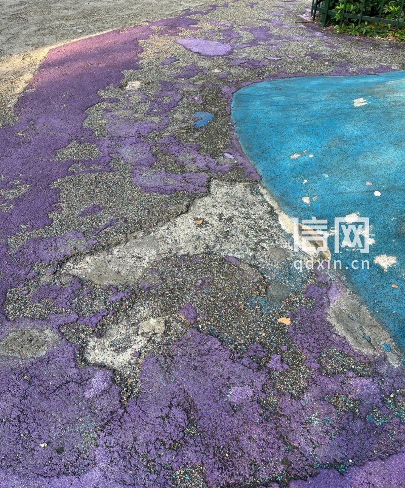 破损的塑胶地面。(来源:受访者)