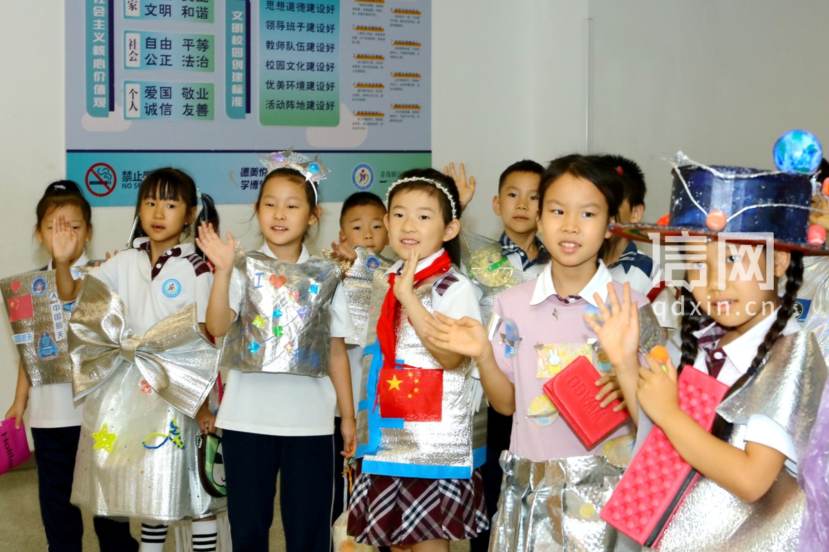 青岛镇江路小学迎国庆科技节（来源：信网）