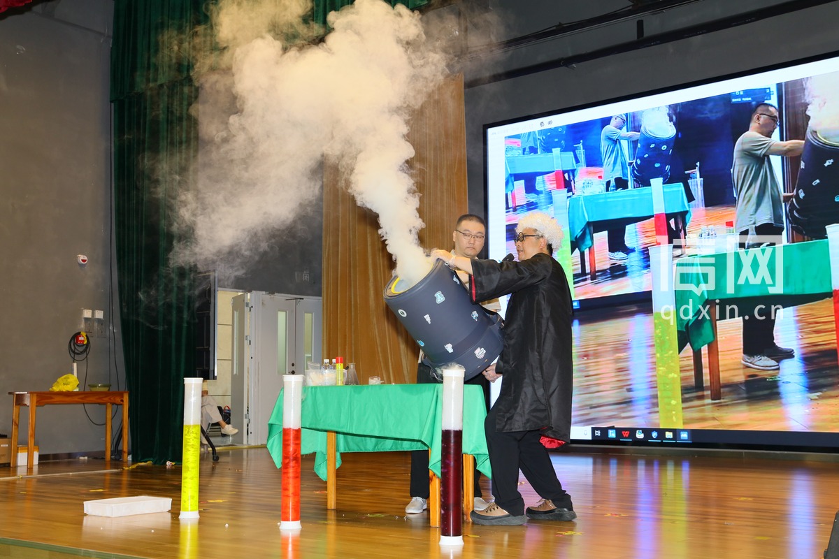 青岛镇江路小学迎国庆科技节（来源：信网）