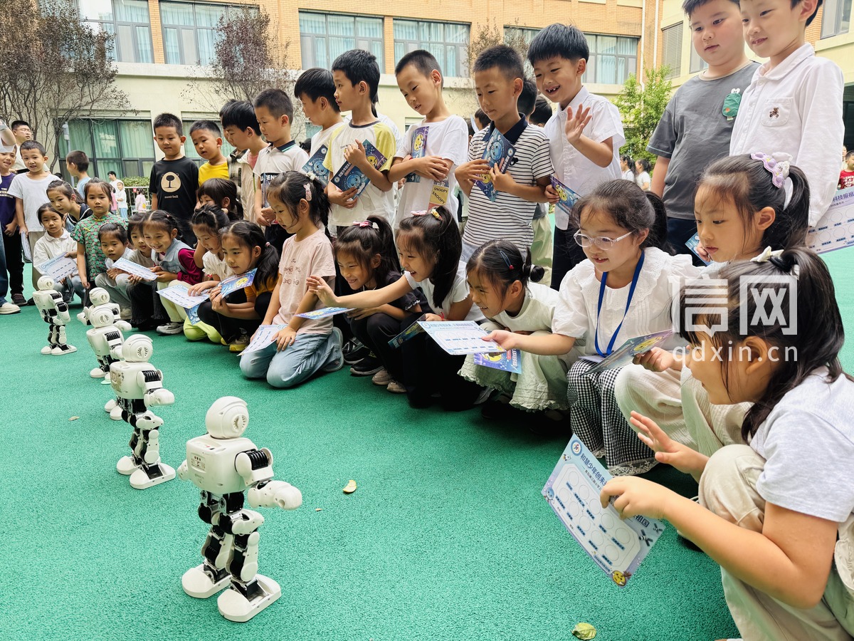 青岛镇江路小学迎国庆科技节（来源：信网）