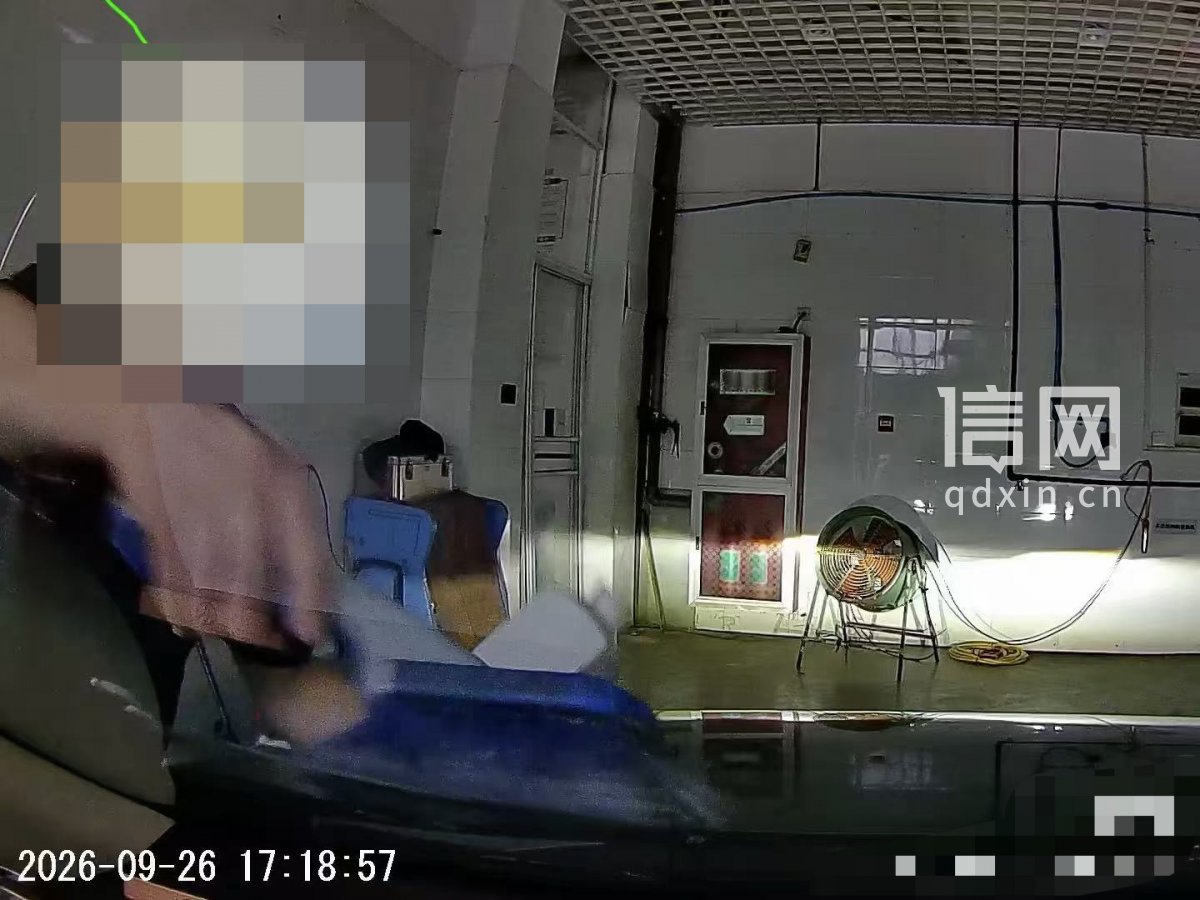 祝女士称，行车记录仪显示工作人员拿着毛刷在玻璃上操作。（来源：受访者行车记录仪截图）