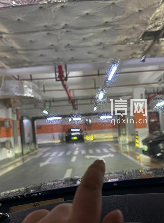 二次返修后挡风玻璃上的眩目光圈（来源：受访者）