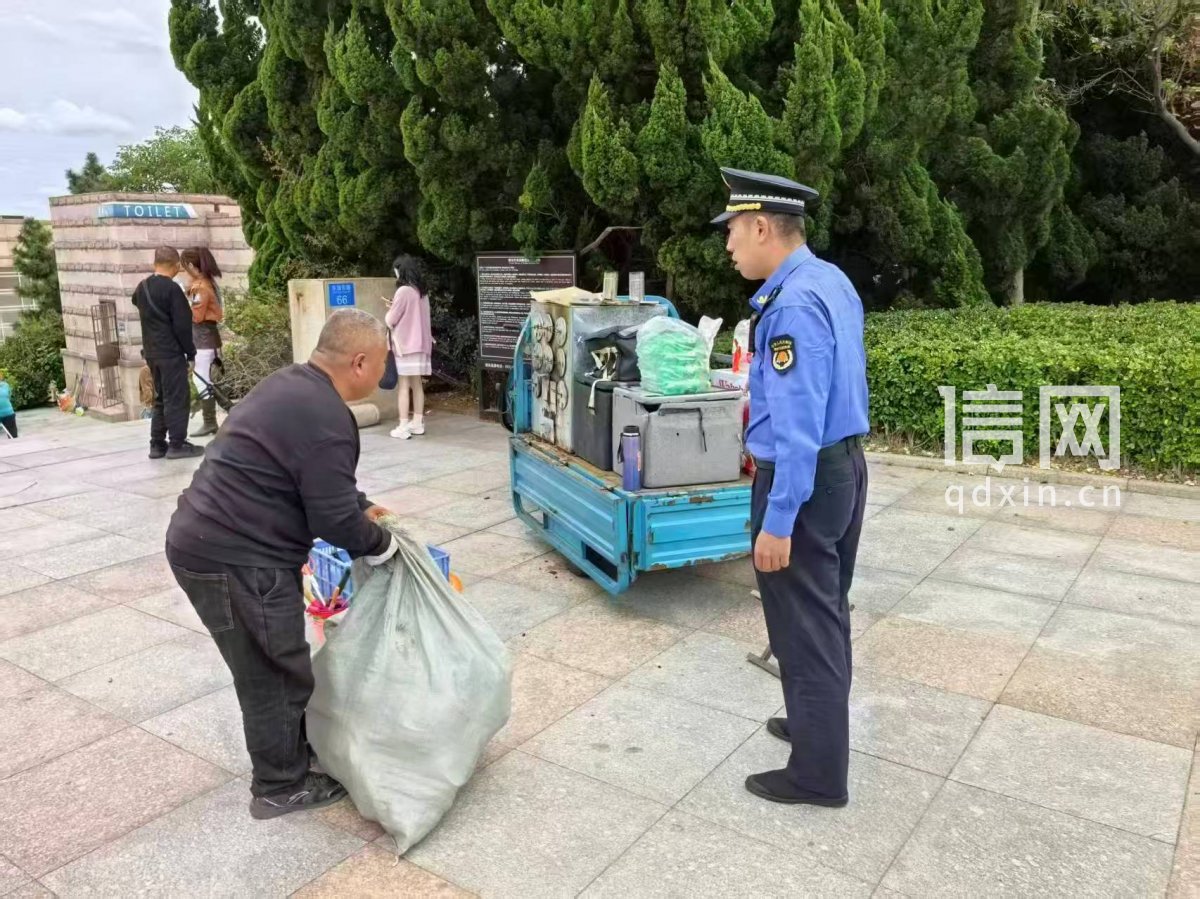 执法人员清理占道经营（来源：崂山区综合行政执法局）