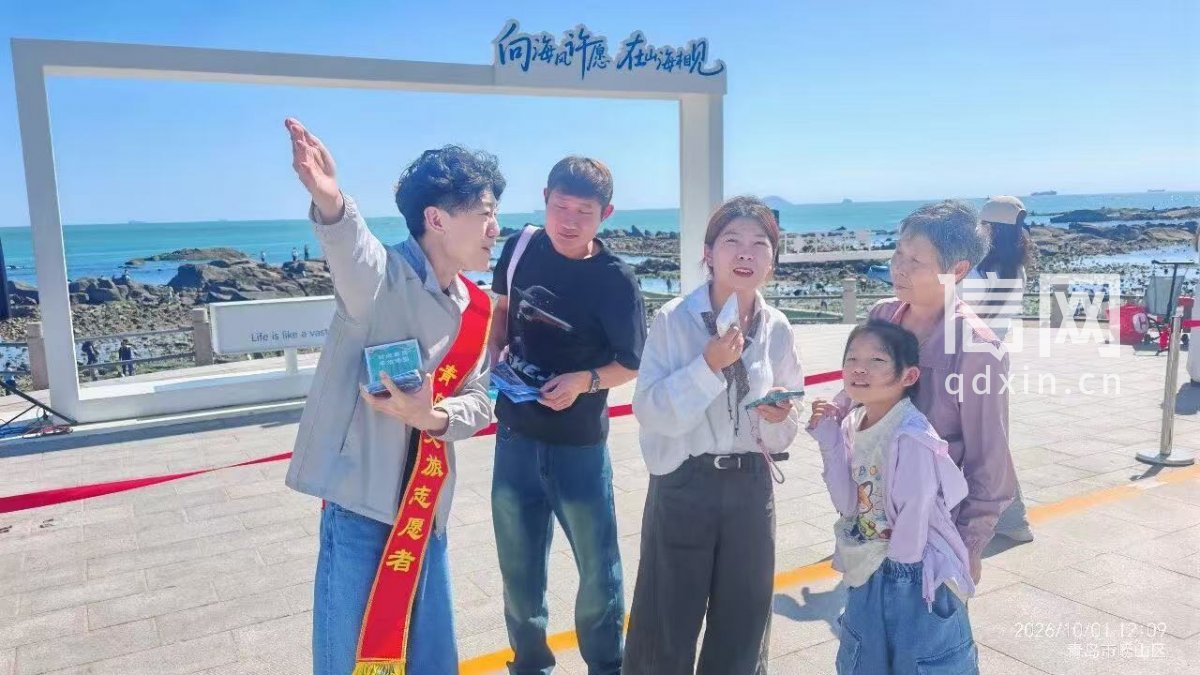 工作站为游客提供咨询引导（来源：崂山区委宣传部）