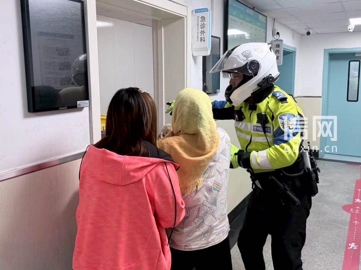 青岛市交管民辅警帮扶救助群众（来源：青岛交警）