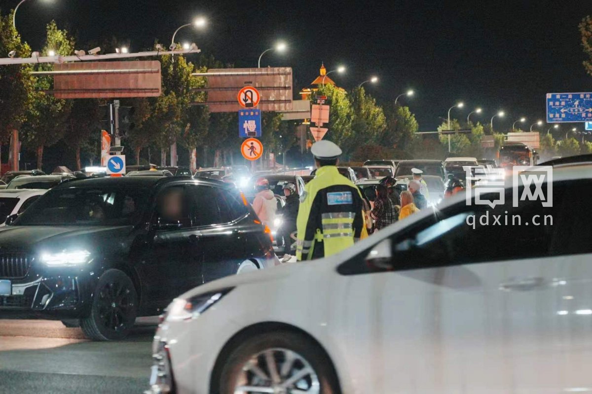 青岛市交管民辅警指挥交通（来源：青岛交警）