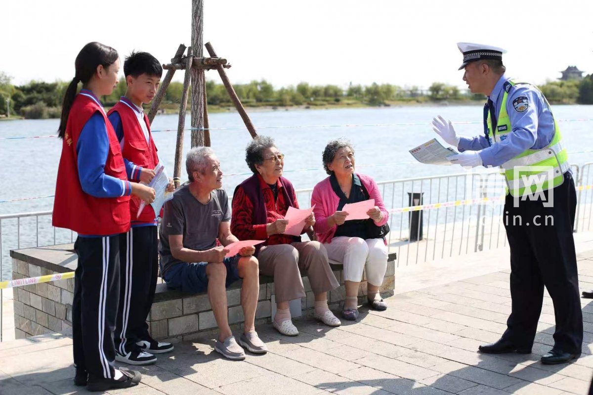 青岛交管开展交通安全宣传（来源：青岛交警）
