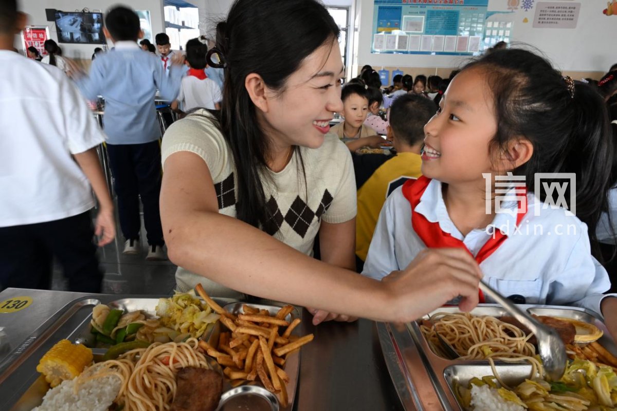 家长在即墨区第三实验小学惠欣路分校陪餐。（来源：即墨区委宣传部）