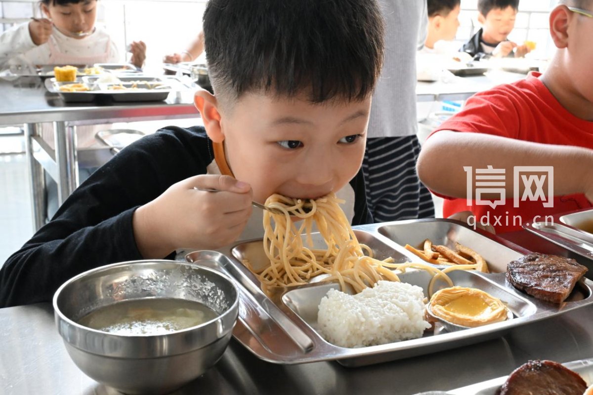 即墨区第三实验小学惠欣路分校学生在吃营养午餐。（来源：即墨区委宣传部）