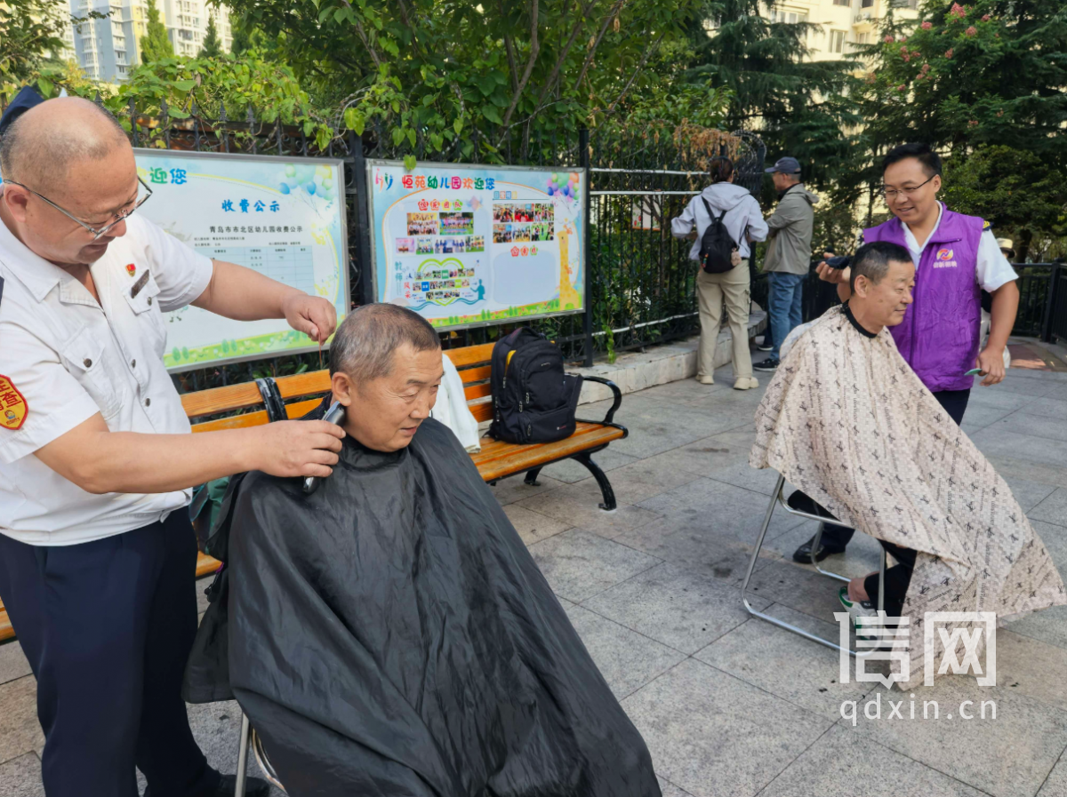 志愿者崔恩良（左）、贺鹏（右）为居民理发。（来源：信网）