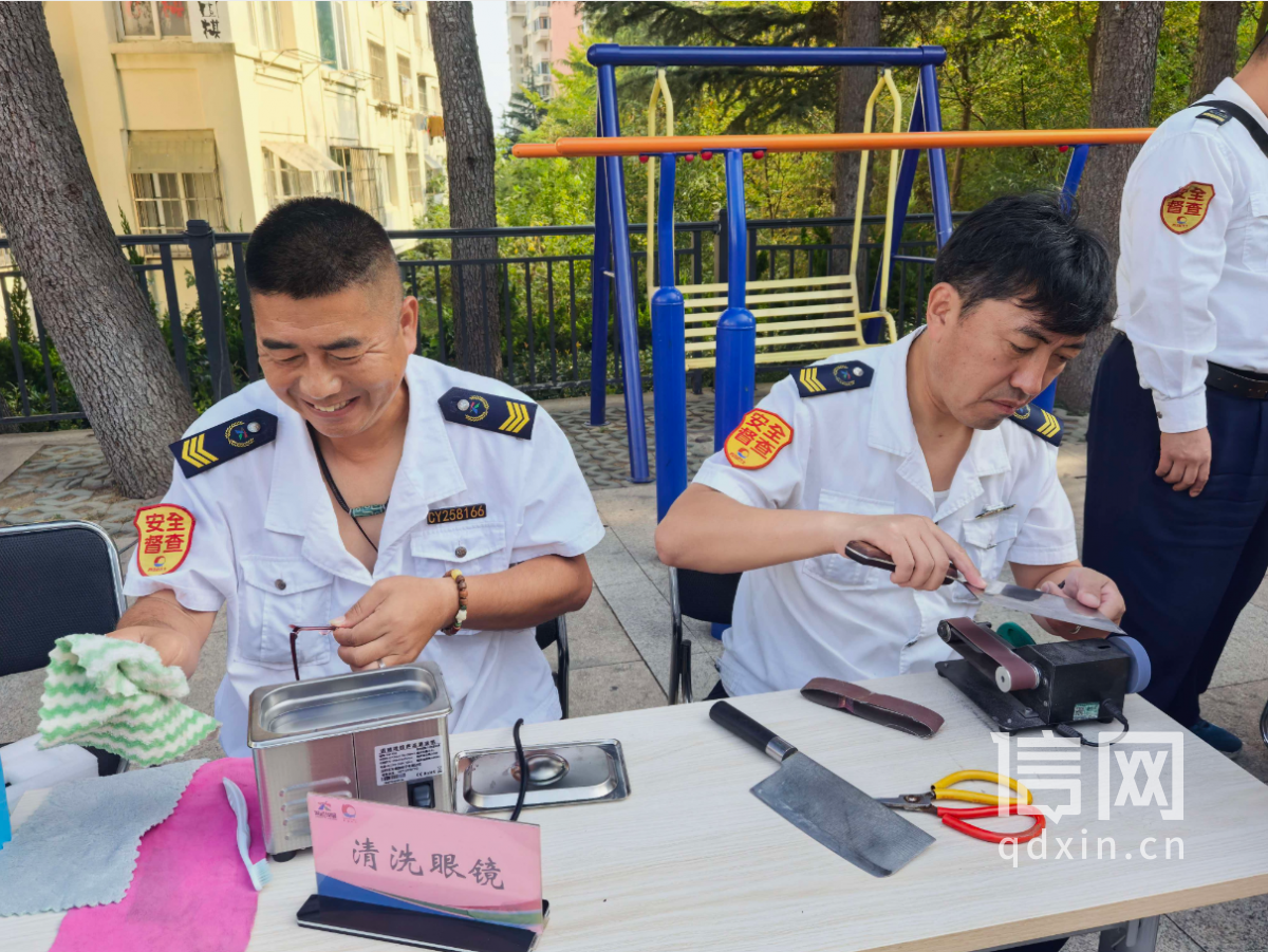 志愿者丁晓（左）为居民清洗眼镜、王灵军（右）为居民磨刀。（来源：信网）