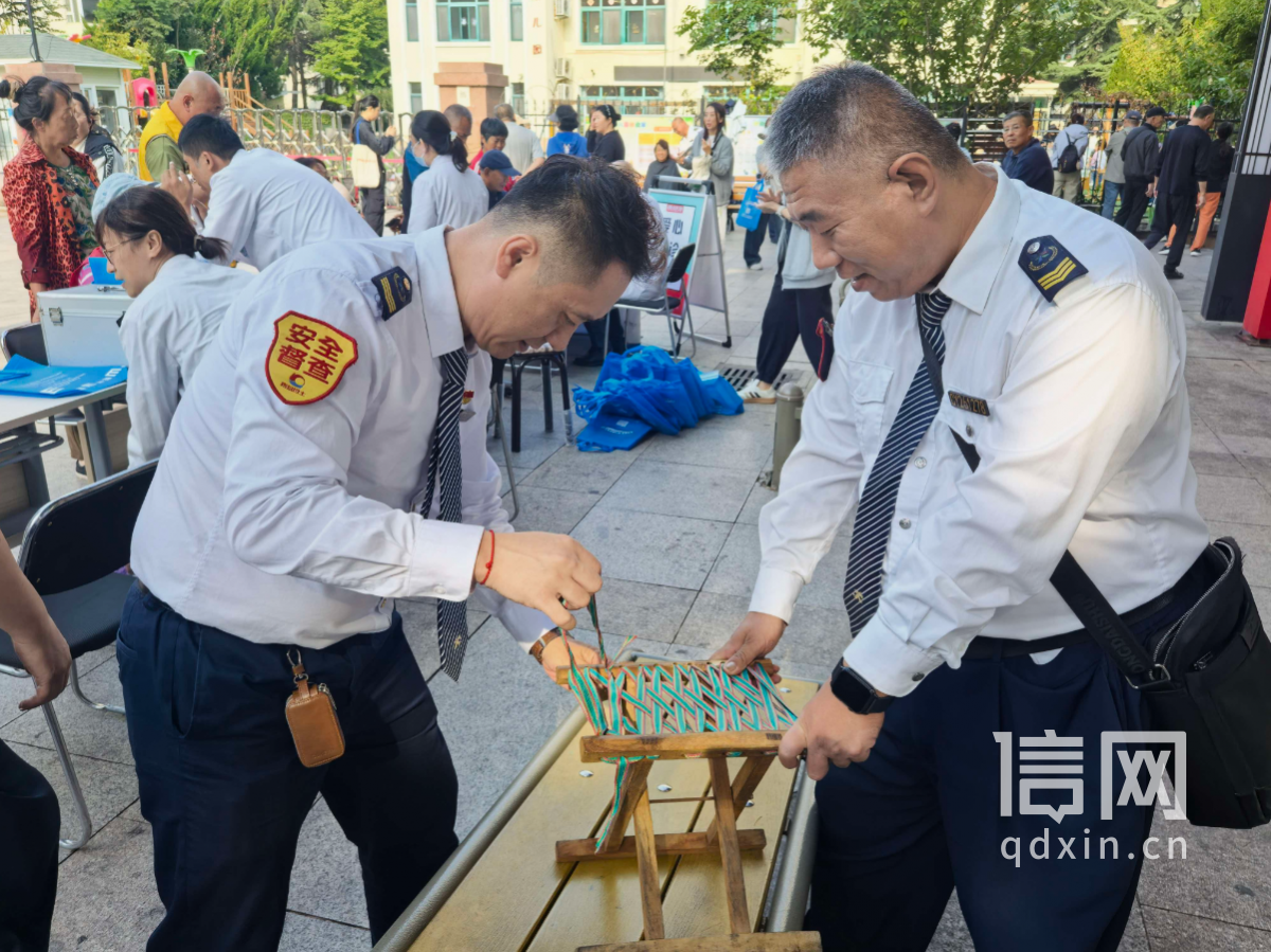 志愿者卞涛（左）、丁滨（右）现场穿马扎。（来源：信网）