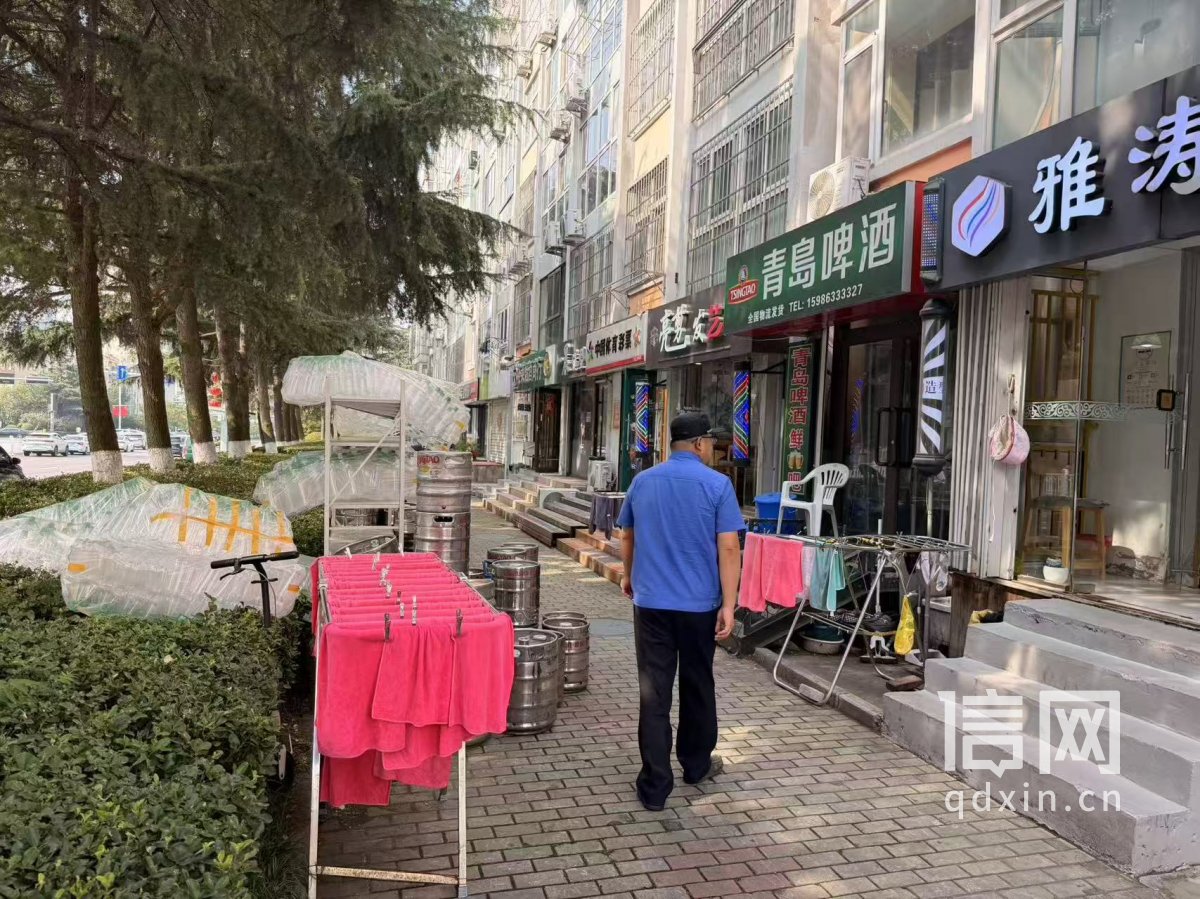 崂山区综合行政执法局开展人行道占道经营专项整治（来源：崂山区综合行政执法局）