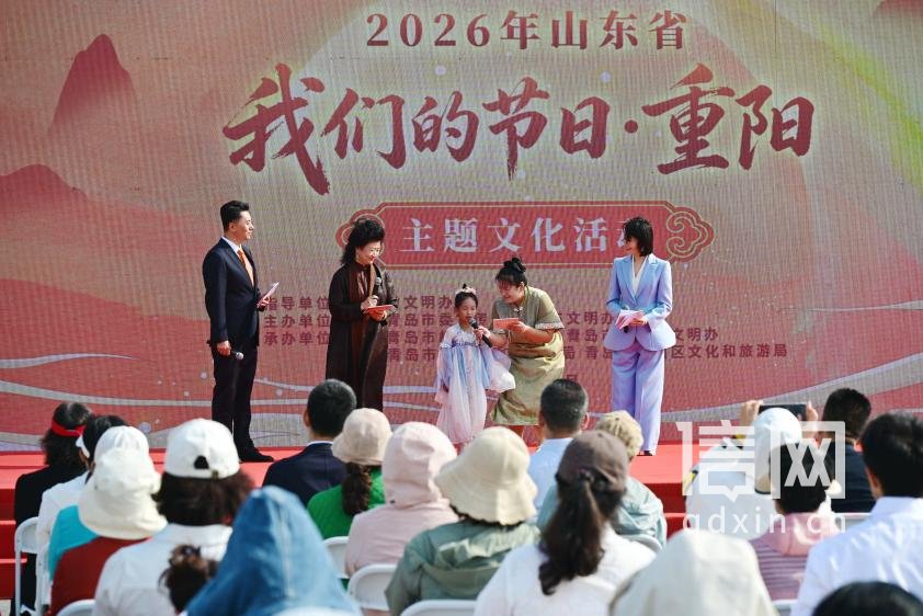青岛市文明市民苏霞祖孙三人登台发出重阳主题文明倡议（来源：崂山区委宣传部）