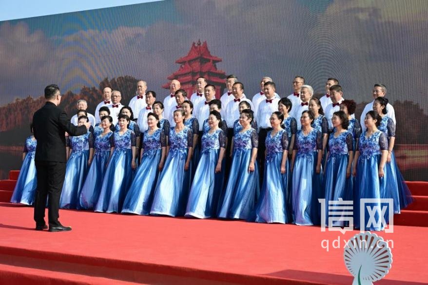 青岛市崂山区老年大学歌曲合唱（来源：崂山区委宣传部）