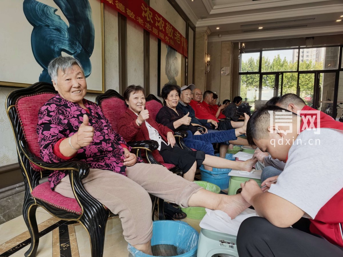志愿者给老人足疗。（来源：即墨区委宣传部）