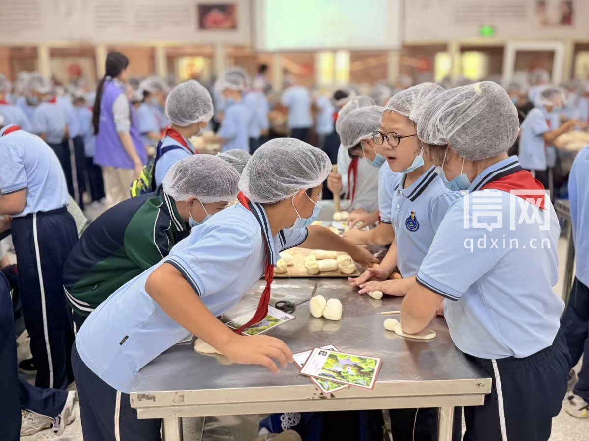 学生分组制作王哥庄大馒头（来源：崂山区委宣传部）