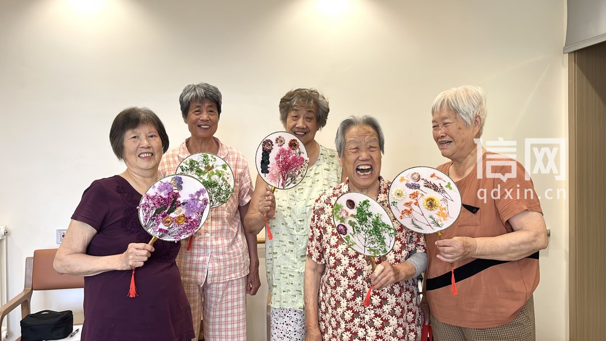 中国康养恒颐汇组织老人手工活动合影（来源：市南区委宣传部）