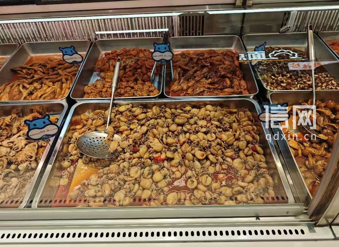 10月18日路女士再次前往盒马超市看到新更换的熟食铲。（来源：受访者）