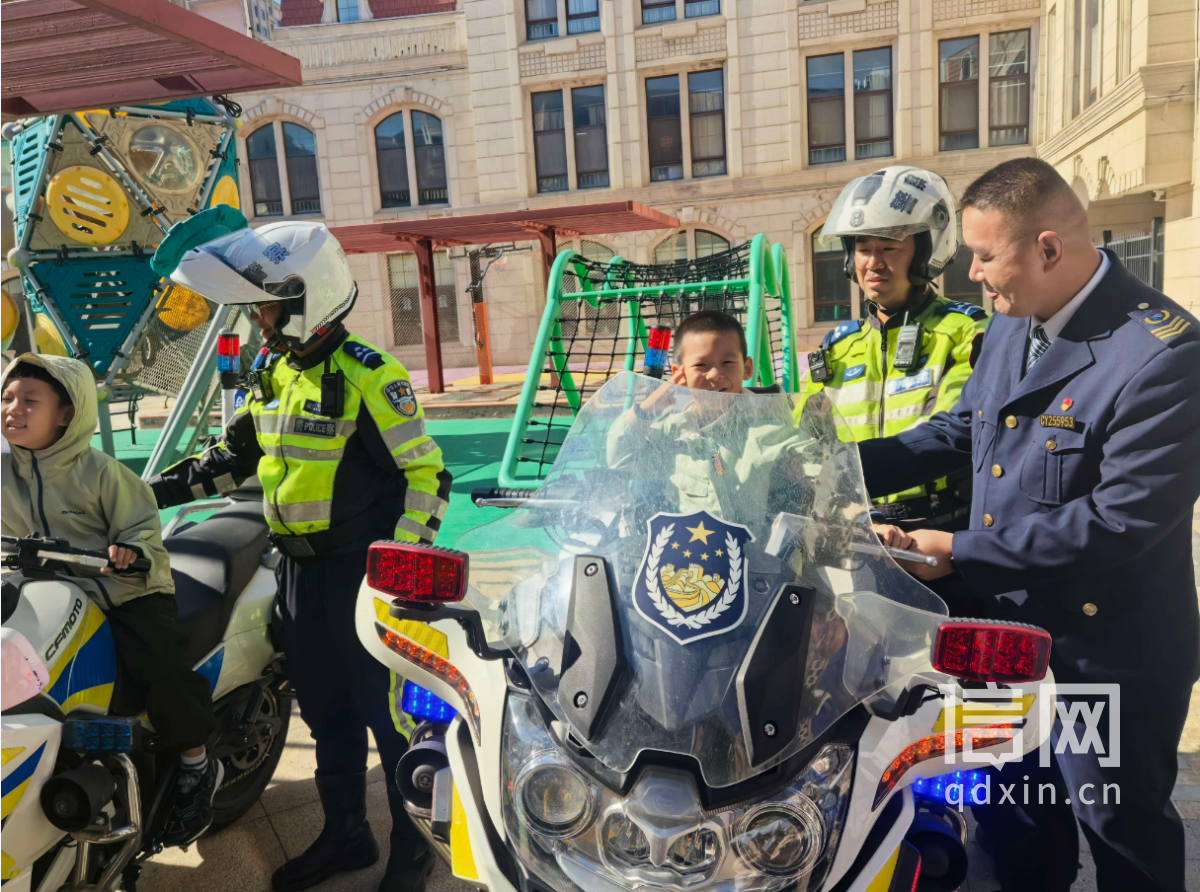 小朋友们在保护下体验交警铁骑摩托车（来源：信网）