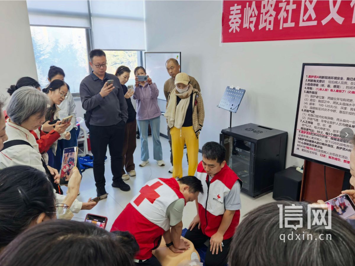 林辉（左）、张丙良（右）为居民进行示范讲解（来源：信网）