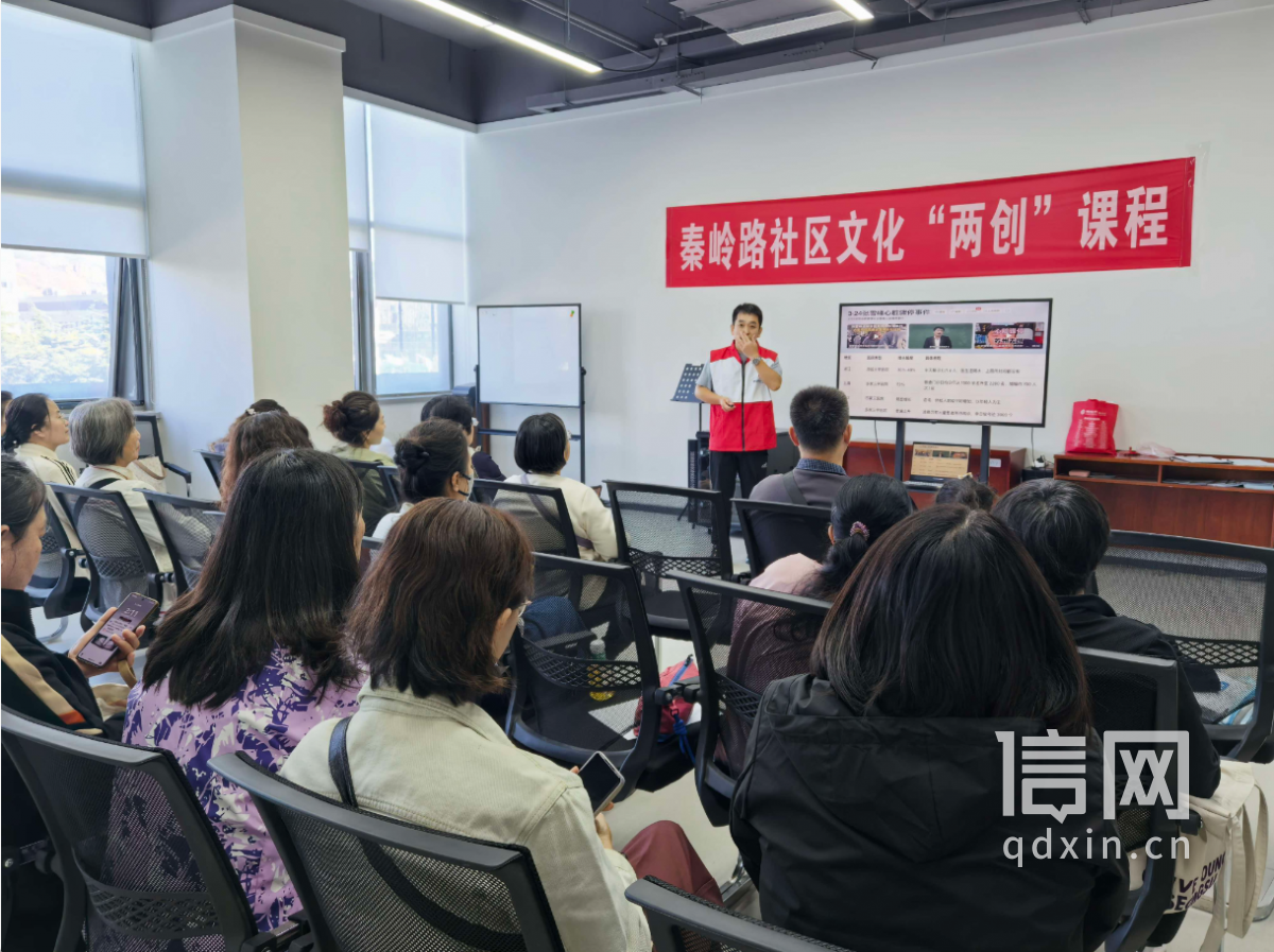 张丙良为居民讲解急救步骤（来源：信网）