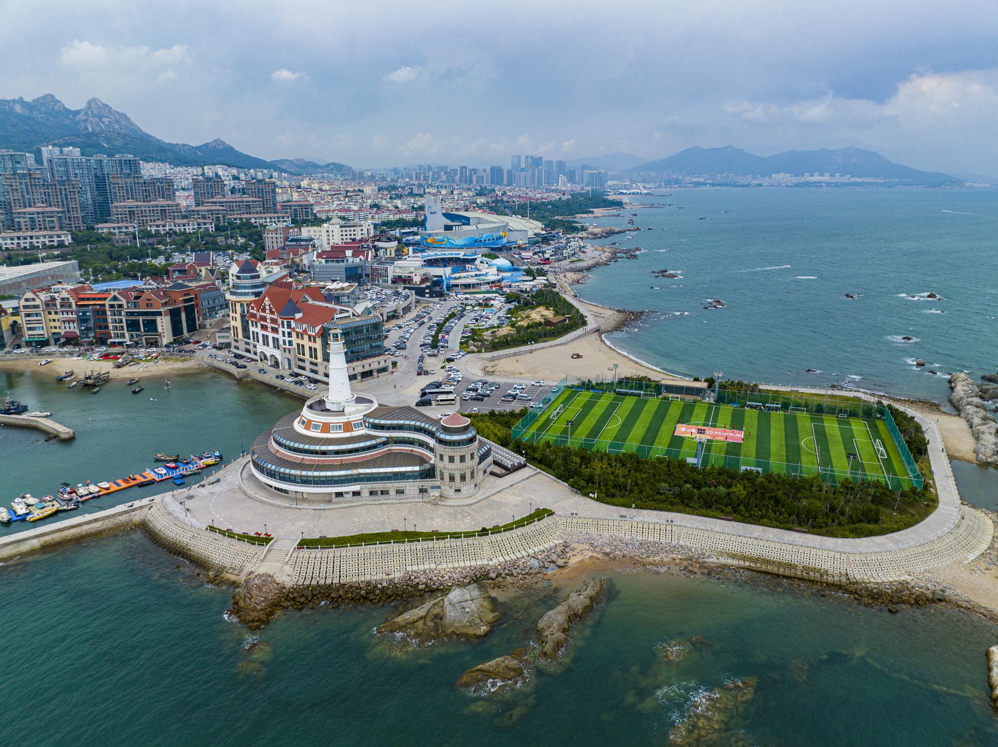 崂山极地海洋世界足球场海边