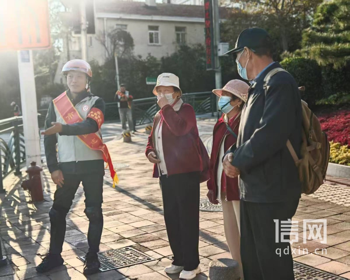 骑手换位体验当&ldquo;交警&rdquo;。（来源：市南区委宣传部）