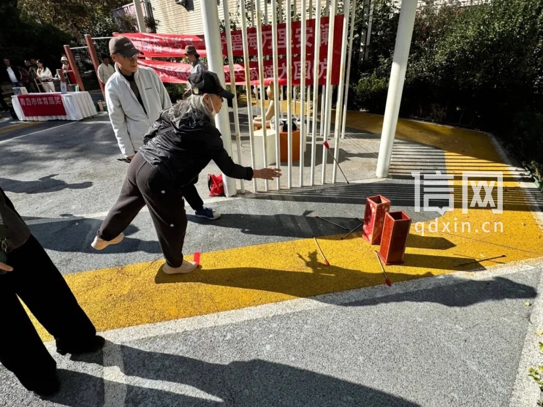 社区居民参与趣味运动。（来源：青岛市体育局）