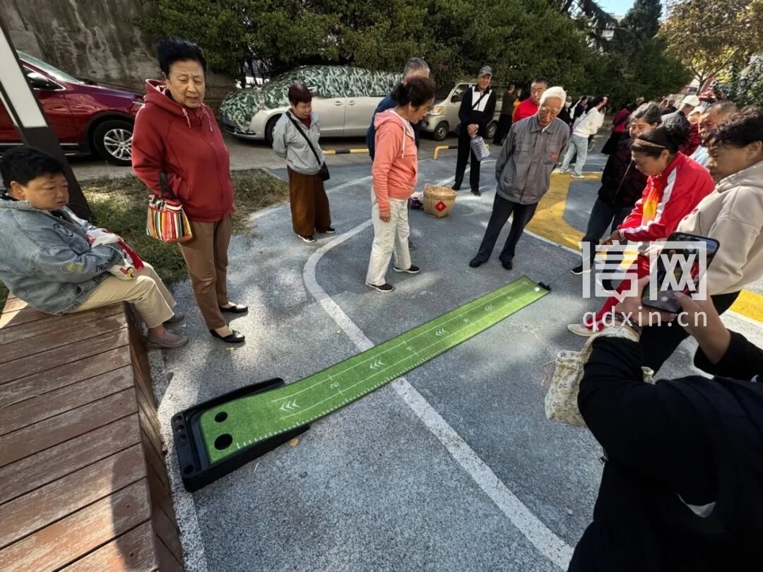 社区居民参与趣味运动。（来源：青岛市体育局）