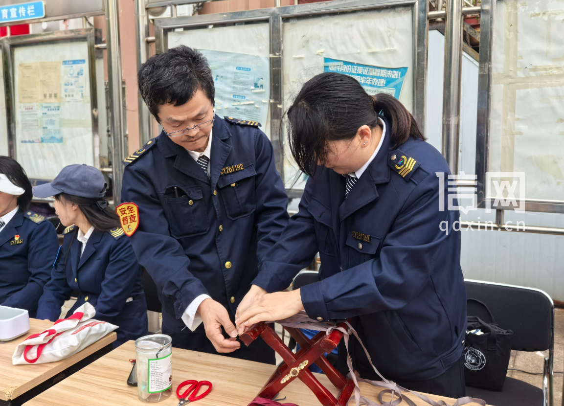 志愿者赵燕花（右）在师傅刘洪波的指导下学习穿马扎技能。（来源：信网）