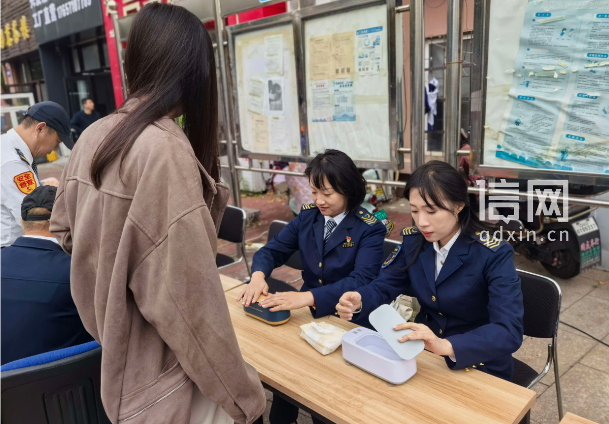 志愿者衣俊鑫（左）、褚妮娜（右）为居民清洗眼镜。（来源：信网）