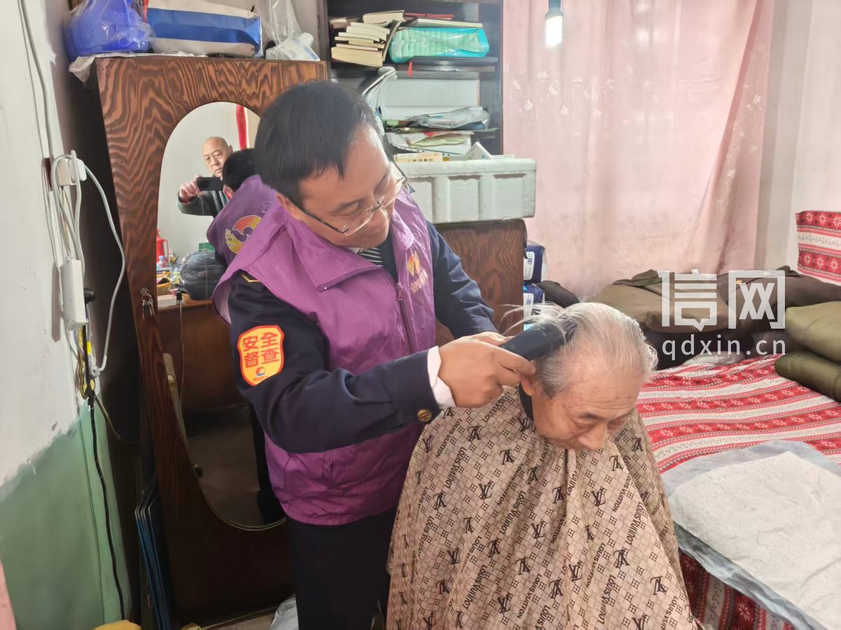 大集结束后志愿者贺鹏又来到一位高龄老人家中，为老人入户理发。（来源：信网）