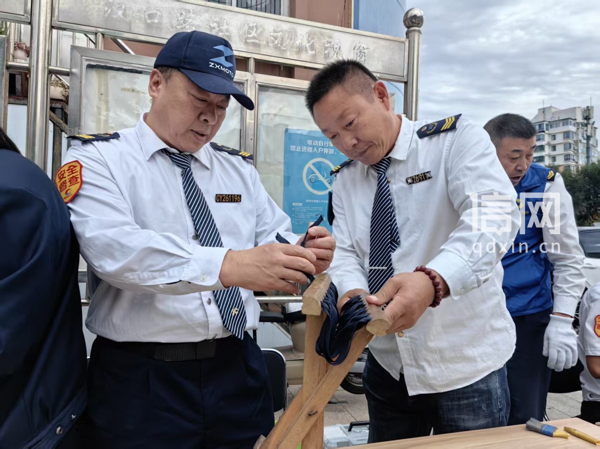 志愿者王永胜（左）、韩同建（右）为居民穿马扎。（来源：信网）
