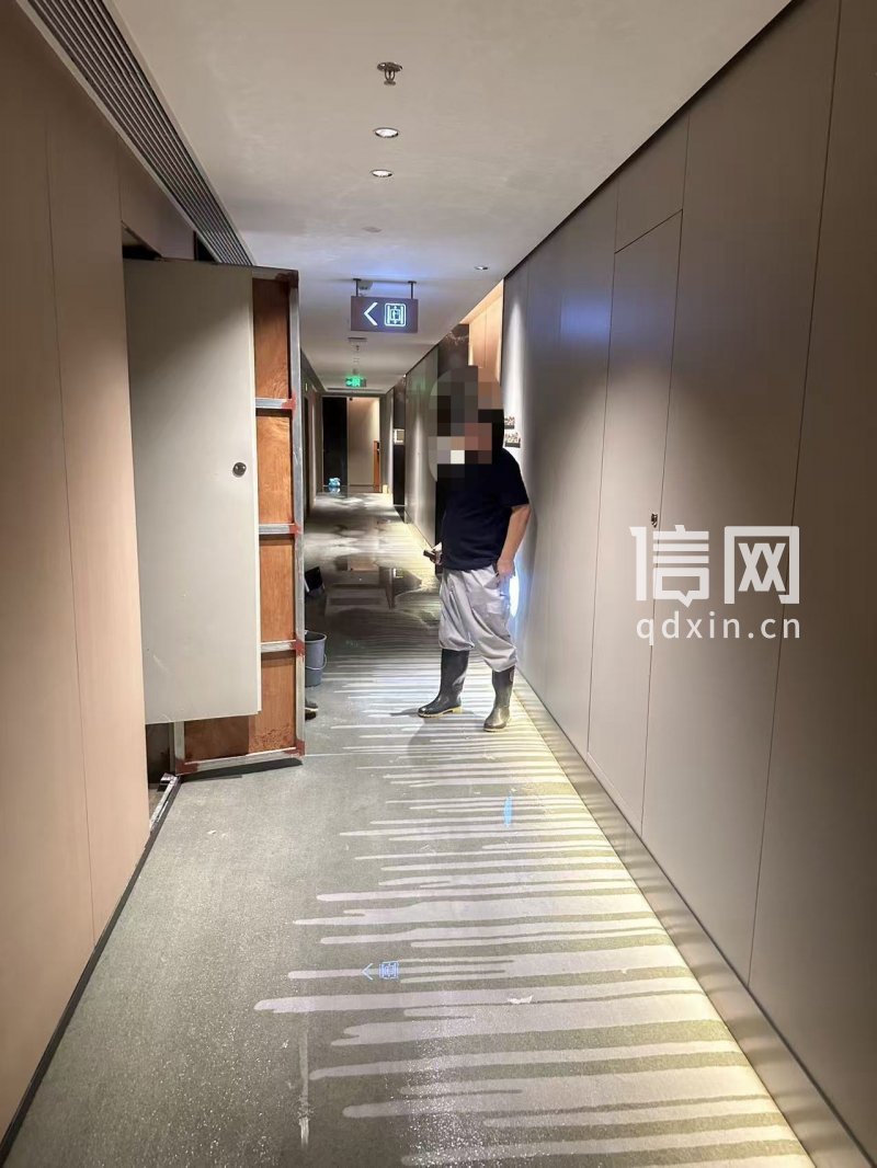 事发后，酒店走廊全都是水。（来源：受访者）