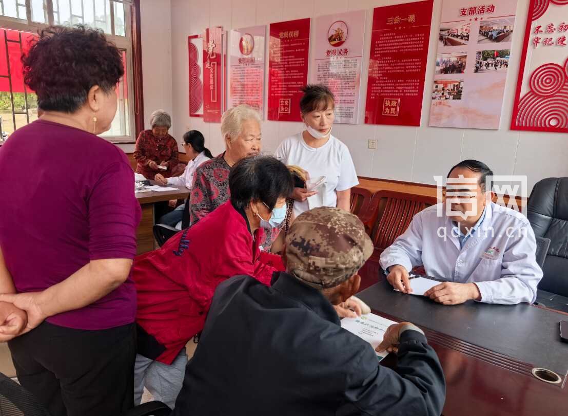 医疗专家现场义诊。（来源：即墨区委宣传部）
