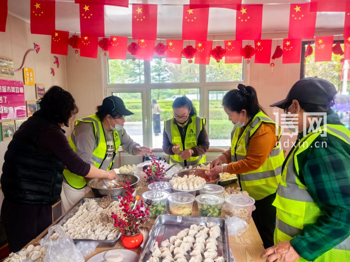 环卫工人包水饺庆祝节日。（来源：青岛市城市管理局）