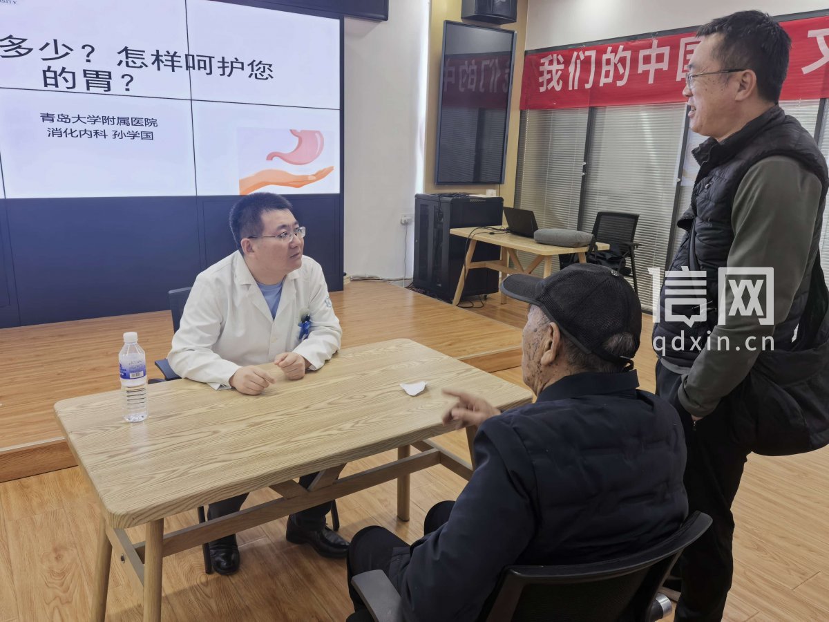 专家义诊。(来源:记者 丛黎 摄)