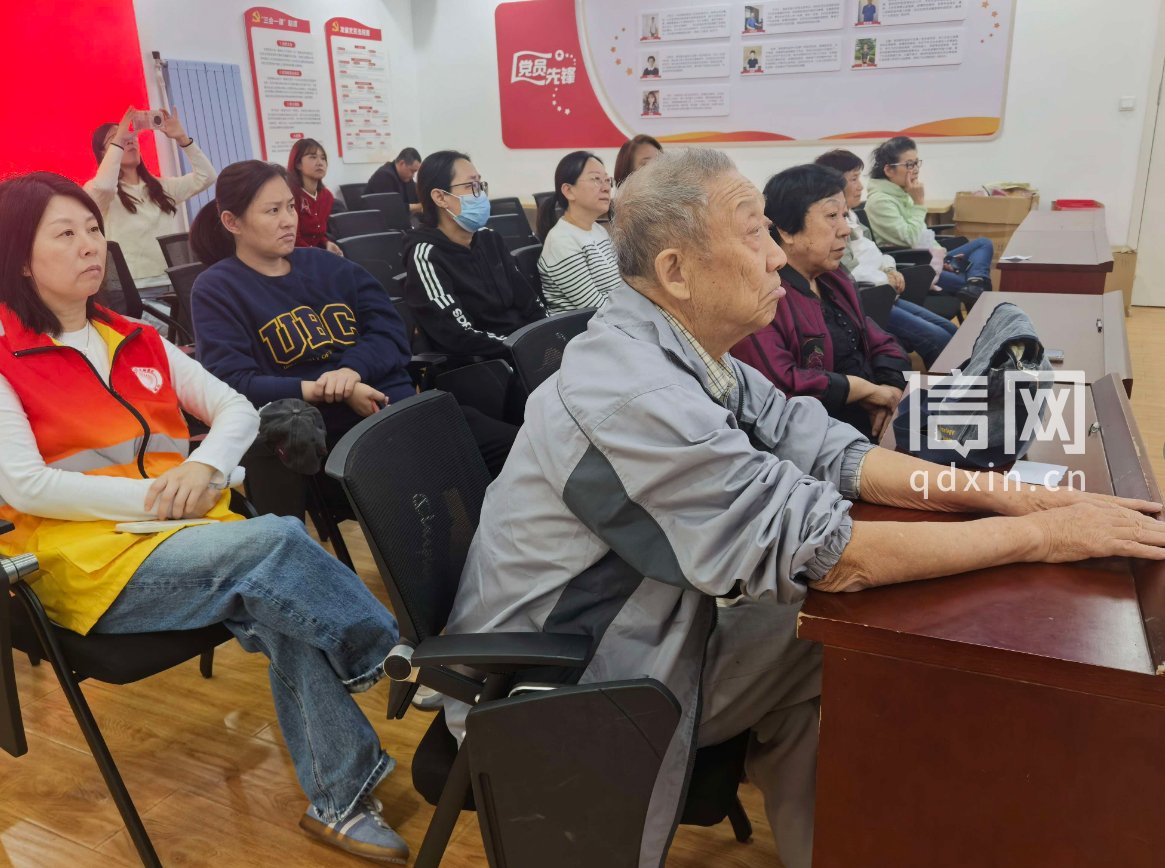 居民认真聆听孙主任讲解。（来源：信网）