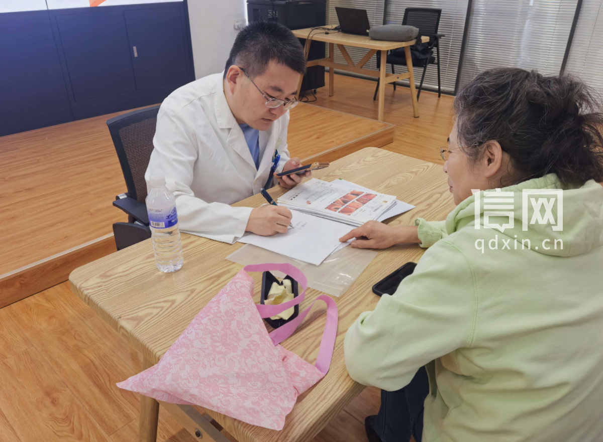 面对每一位前来问诊的居民，孙学国都耐心梳理病情，手写记录要点，方便居民对照执行。（来源：信网）
