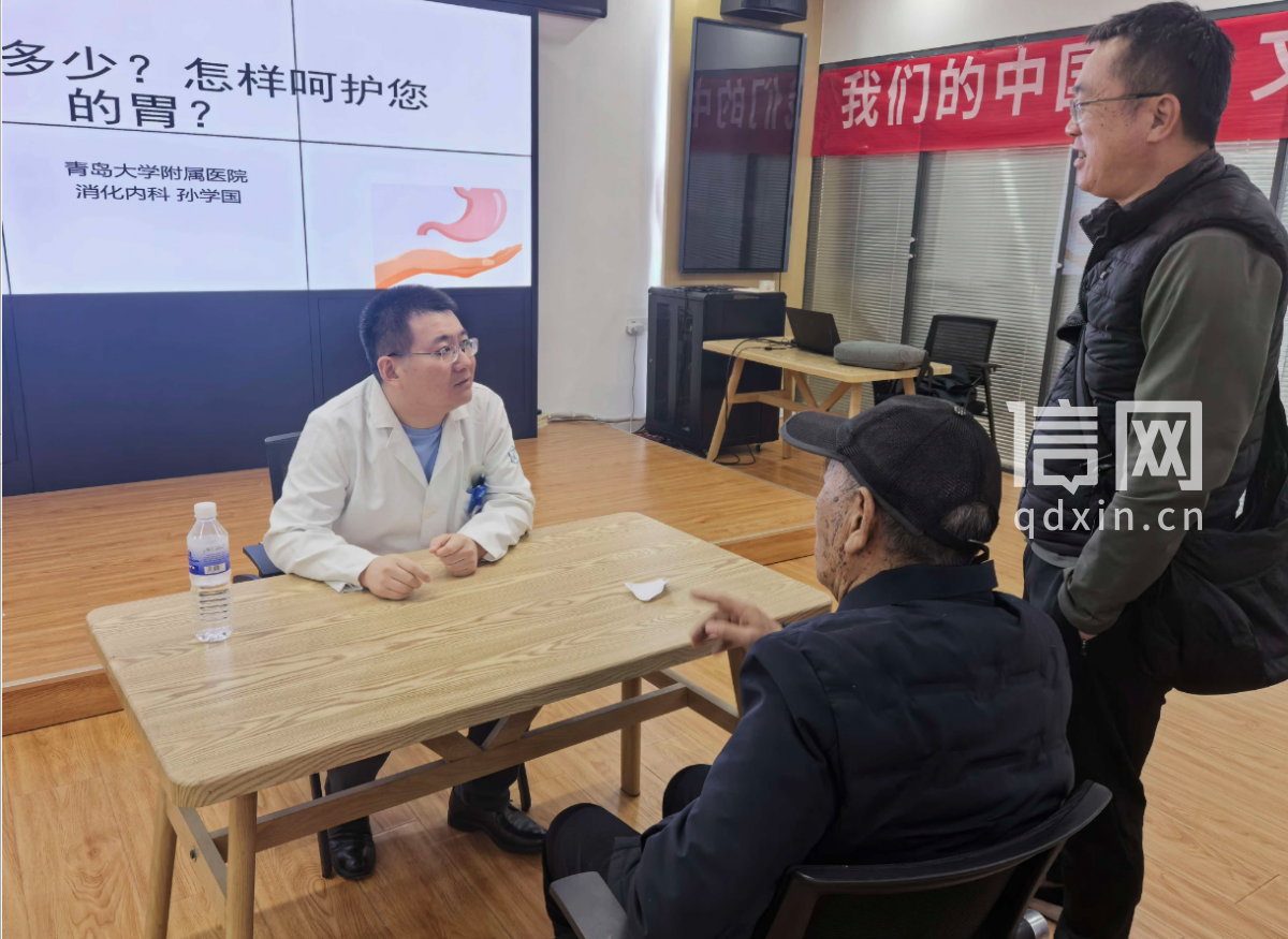 行动不便的80岁老人在家属陪同下前来问诊。（来源：信网）