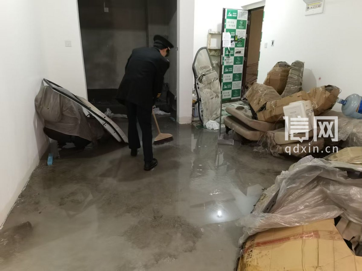 小区业主清水房返水后物业工作人员进行清理。(来源:受访者)