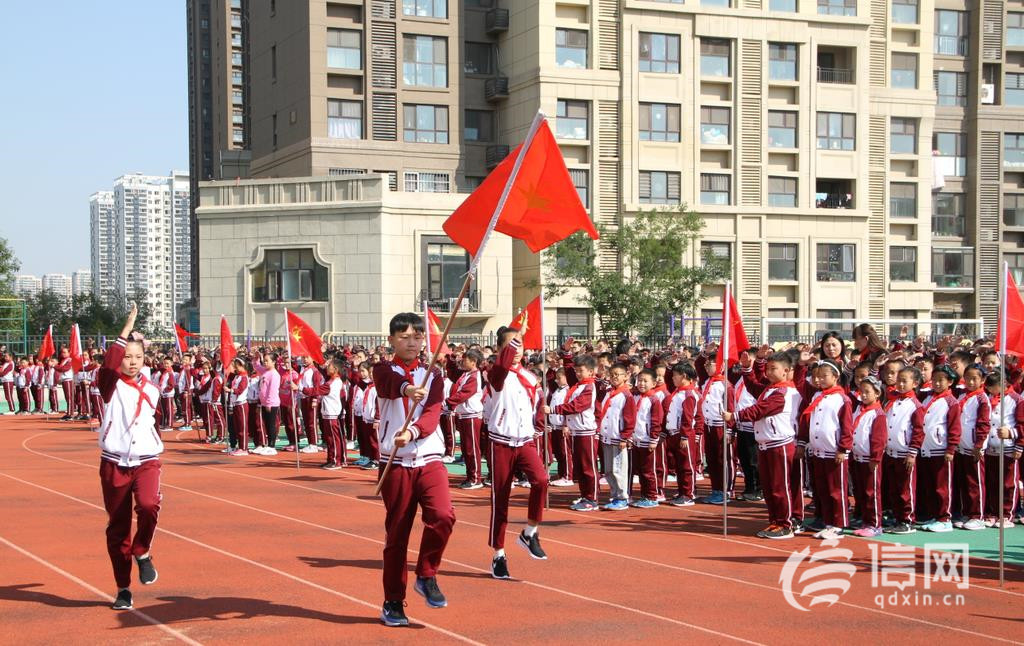 信网10月12日讯 10月12日上午,为纪念少先队建队69周年,青岛枣山小学