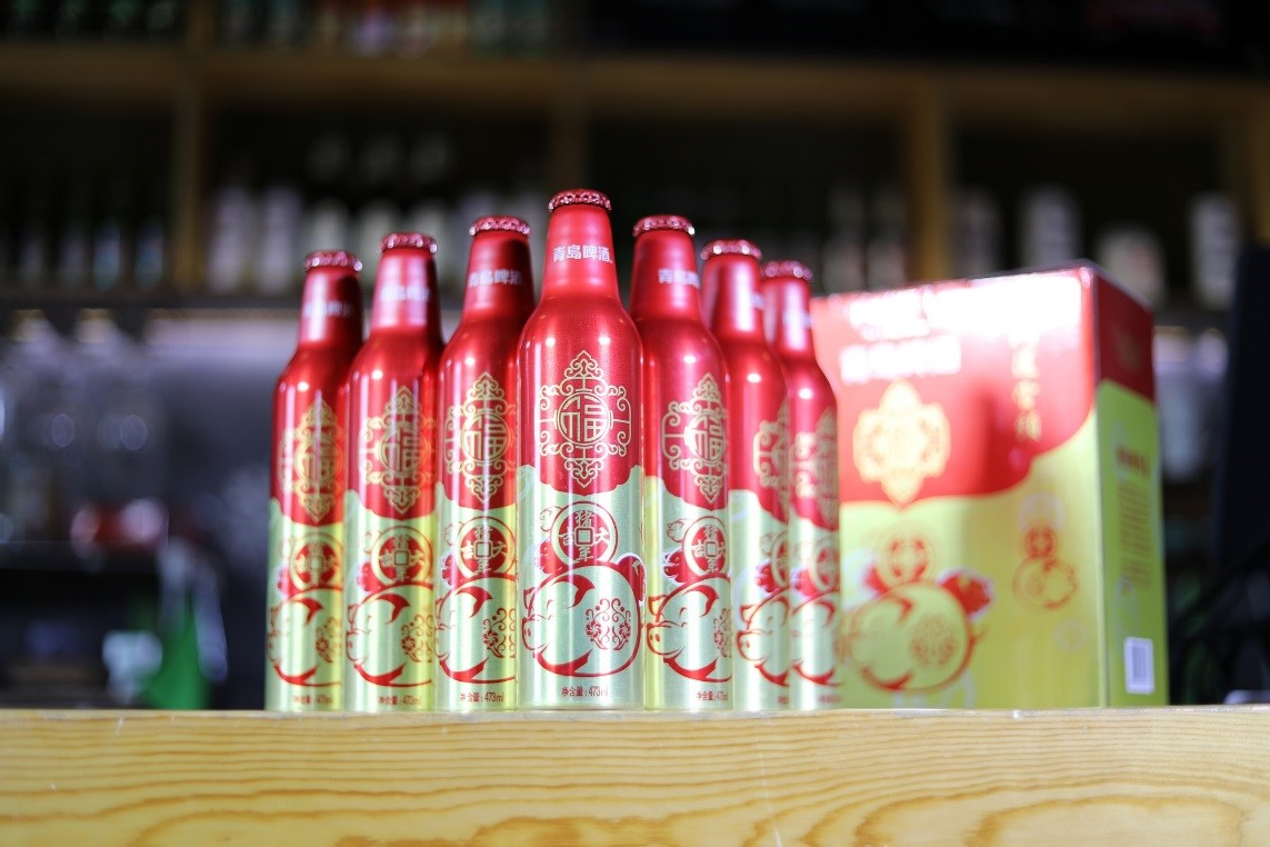 而青岛啤酒最新推出的猪年定制版鸿运当头产品,自然当仁不让带上c位
