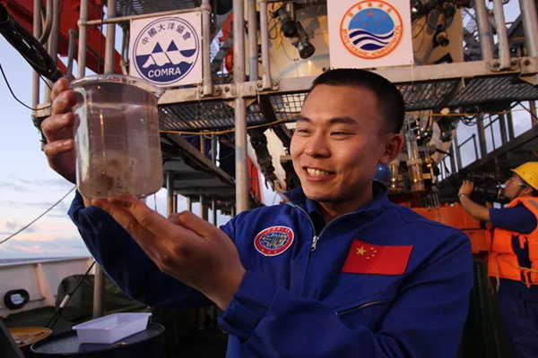 唐嘉陵:"载人深潜英雄"的中国梦
