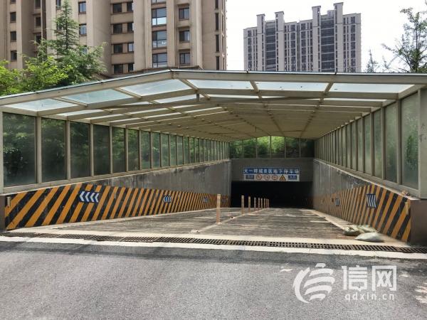 b区铁门内的车库出入口( 来源:信网)