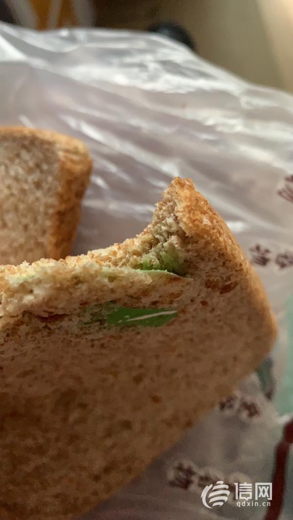 面包中吃出绿色异物 桃李面包已赔偿消费者